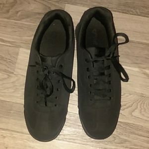 Black Feliz sneakers.